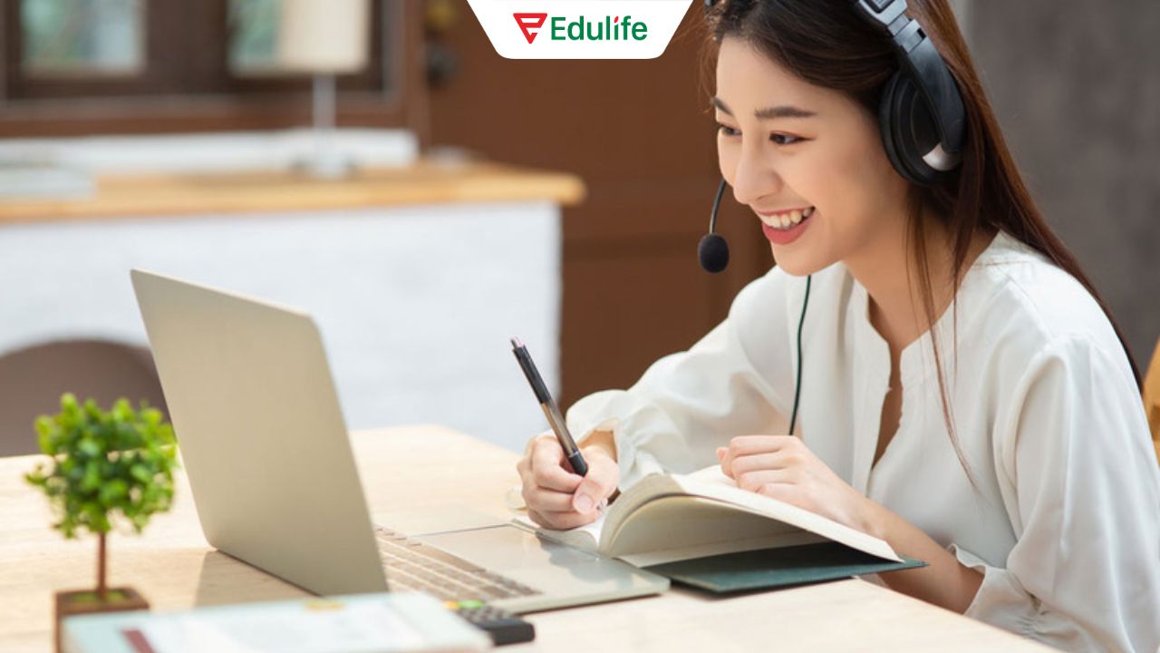 Bạn nên luyện 1-2 bài nghe ngắn mỗi ngày và phân tích từ khóa khi nghe