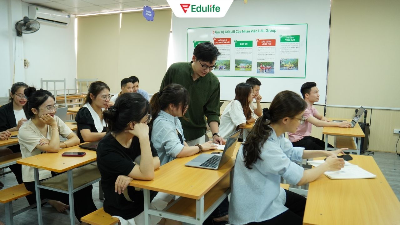 Học viên tại Edulife được giáo viên hướng dẫn tận tình