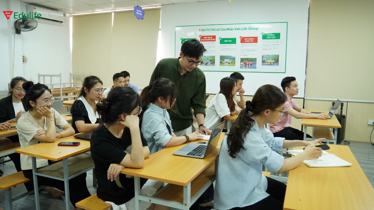 Học viên theo học tại Edulife luôn được giáo viên hướng dẫn tận tình