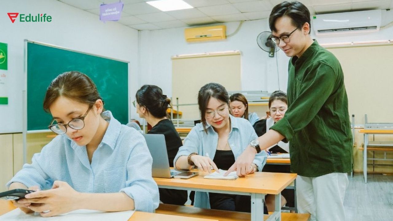 Học viên tại Edulife đang được giáo viên hướng dẫn và sửa lỗi sai