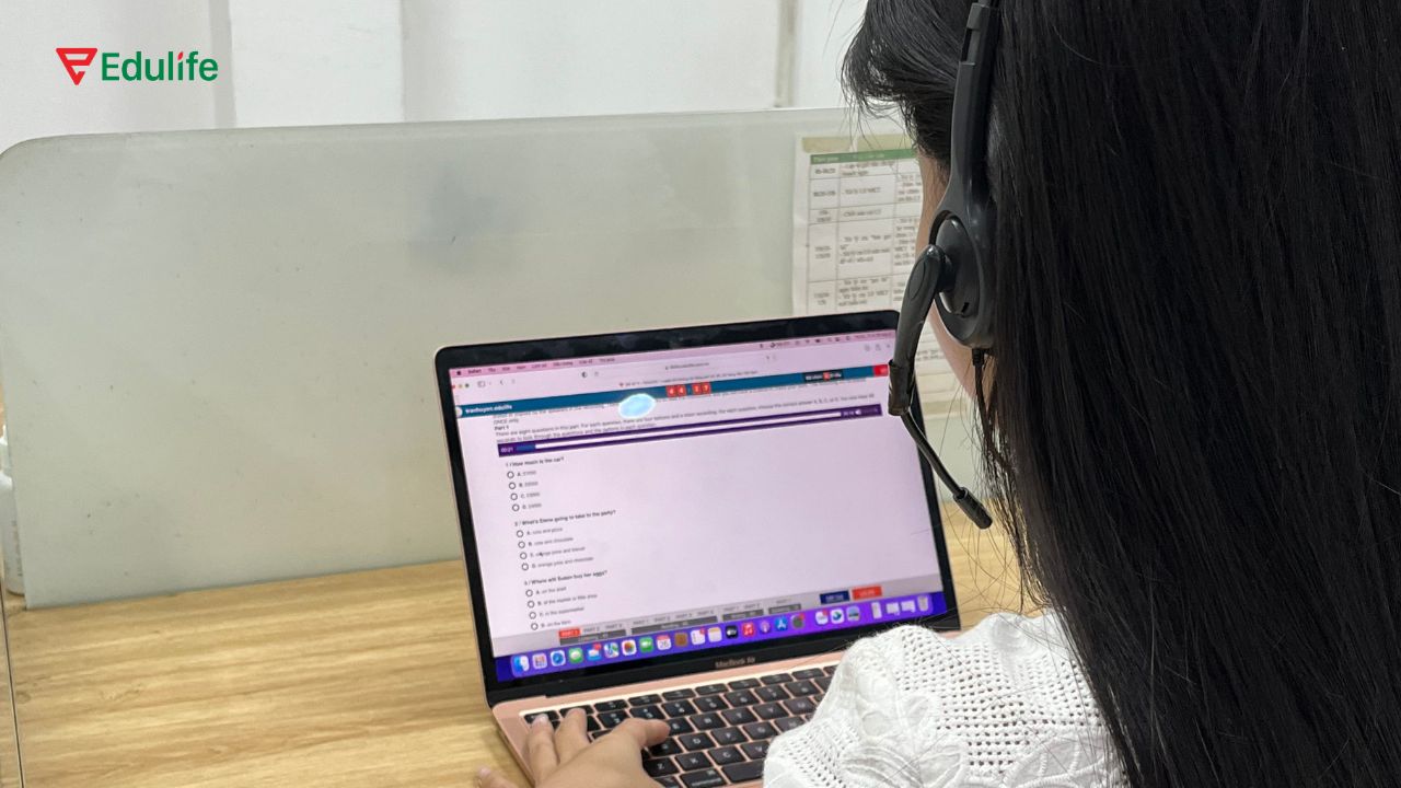 Bạn hãy luyện 5-10 bộ đề thi thử để làm quen với áp lực thời gian và cấu trúc bài thi