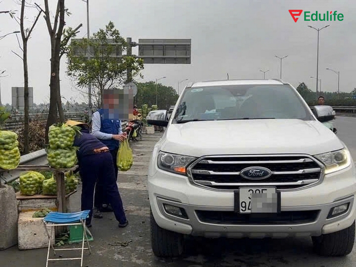 Cấu trúc Stop by + V-ing ít phổ biến hơn dạng “stop by + to V, dùng để nhấn mạnh việc “ghé ngang làm gì đó”