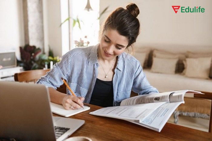 Trong các bài văn viết luận, bài báo, email không nên dùng câu cảm thán