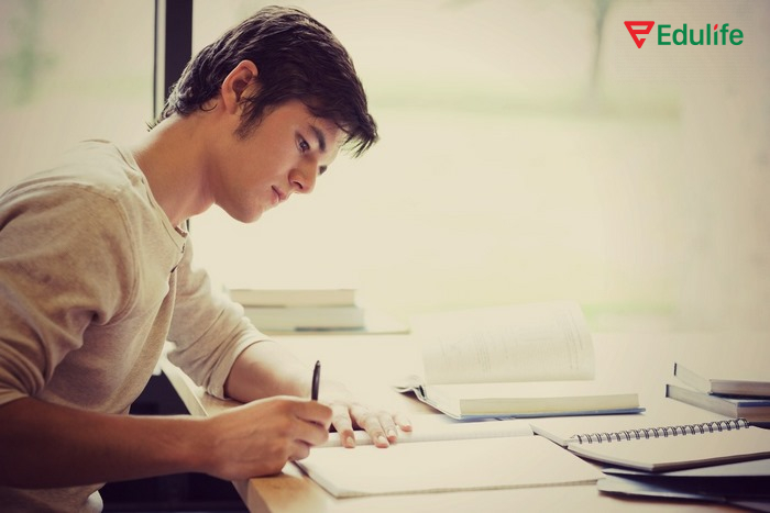 Câu chủ ngữ giả với “It” thường đi kèm với tính từ hoặc mệnh đề “that”