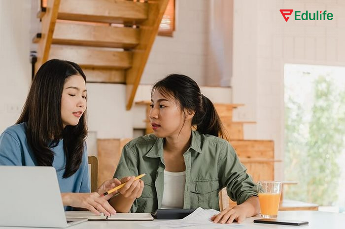 Cấu trúc sai khiến/nhờ vả sẽ thay chủ thể biểu đạt hành động gián tiếp ngắn gọn, súc tích hơn