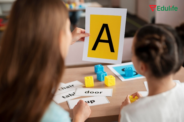 Bạn có thể học từ vựng bằng flashcard bất kỳ khi nào với flashcard giấy hoặc ứng dụng công nghệ