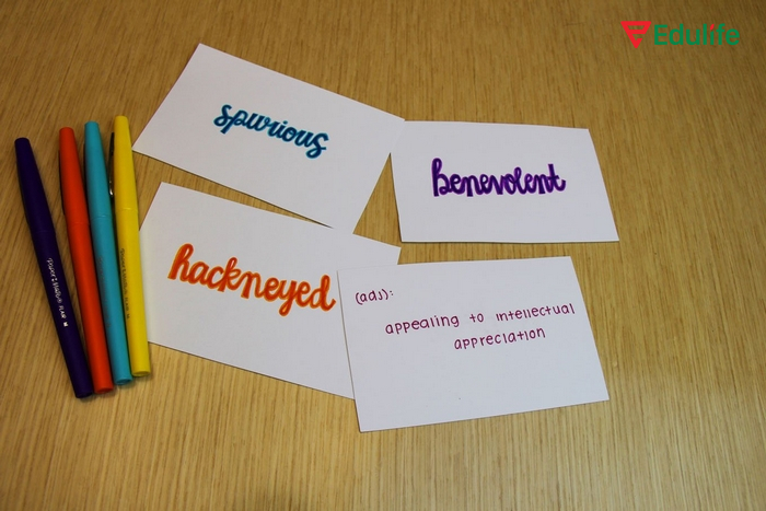 Học từ vựng bằng flashcard giấy phù hợp với nhiều đối tượng học, kể cả trẻ em