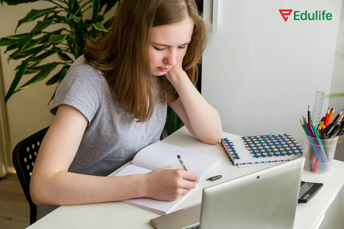 In spite of không đi với mệnh đề đầy đủ chủ ngữ + động từ