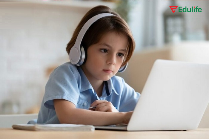 In addition to / Besides dùng trong ngữ cảnh trang trọng hơn as well as