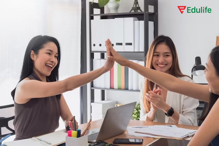 Cấu trúc sai khiến/nhờ vả giúp người học hiểu sâu hơn về cấu trúc bị động trong tiếng Anh