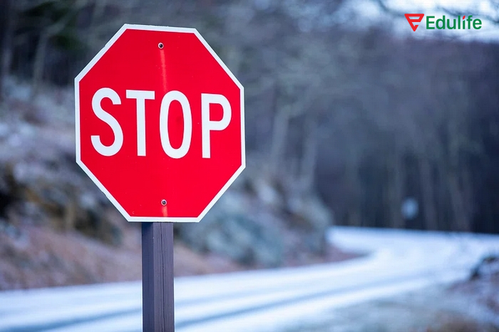 Cấu trúc Stop khi là danh từ có ý nghĩa là trạm/bến dừng hay sự dừng/ngừng lại