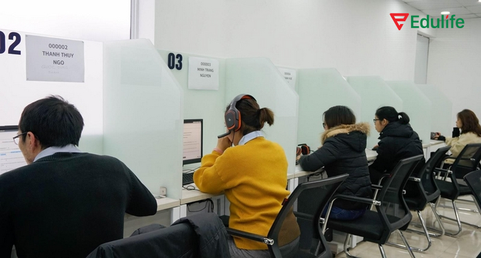 Đề thi VSTEP B1 được thiết kế để phản ánh khả năng sử dụng tiếng Anh của học viên trong giao tiếp/môi trường học tập, làm việc cơ bản