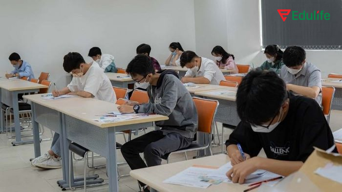 Phần thi thứ ba trong cấu trúc đề thi VSTEP B1 là phần thi Viết trên giấy hoặc máy tính