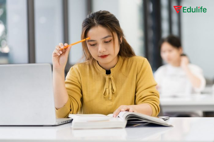 Cấu trúc It + be + adjective + (for sb) + to-infinitive yêu cầu có chủ ngữ trong mệnh đề phụ sau "to-infinitive"