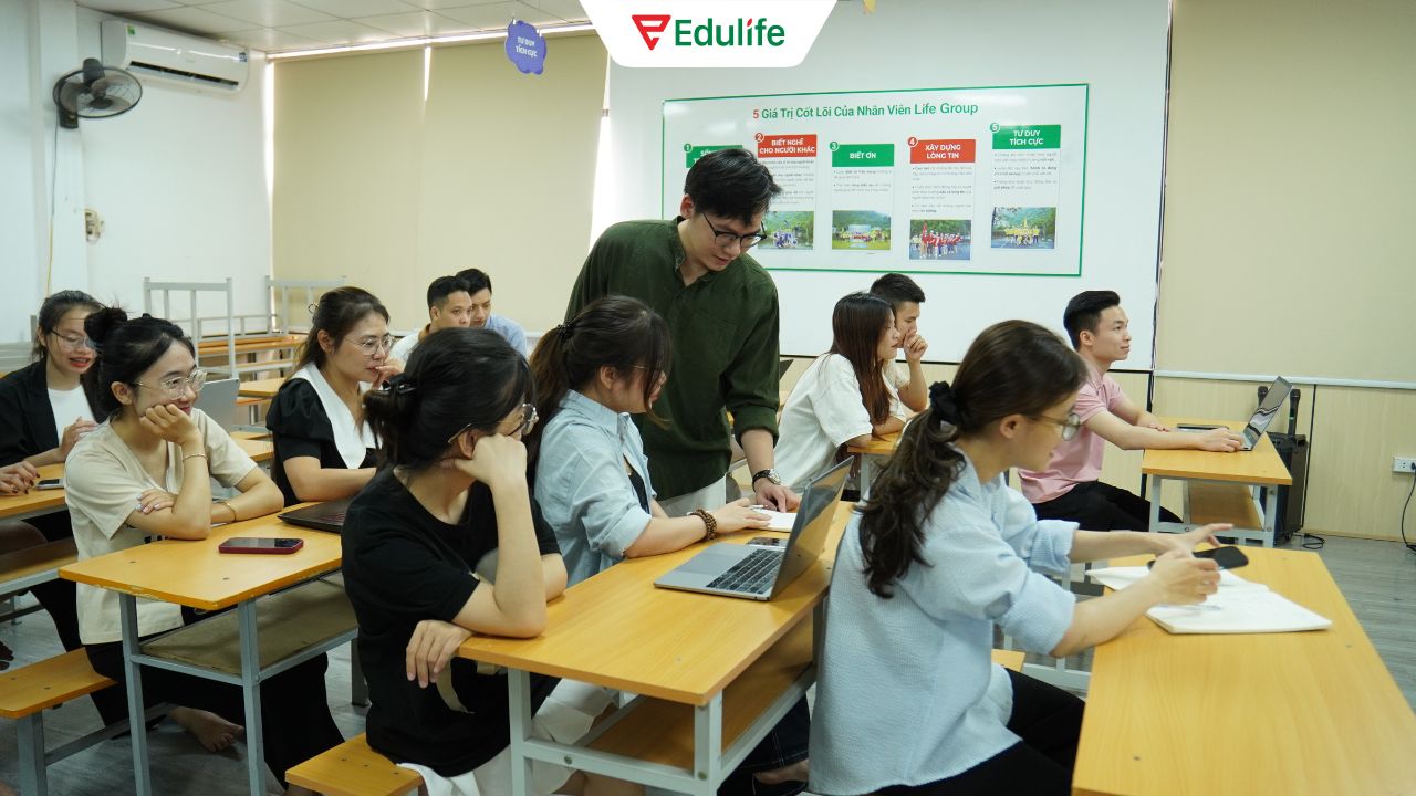 Học viên tại Edulife luôn được giáo viên theo dõi, hướng dẫn tận tình