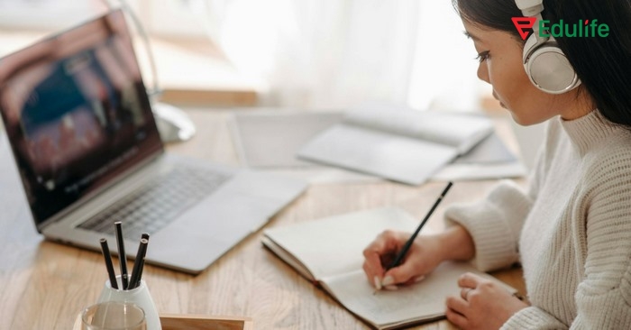 Học sinh có thể tham gia thi thử online, làm đề thi thử, tự bấm giờ,... để làm quen cấu trúc đề, rèn kỹ năng quản lý thời gian khi thi