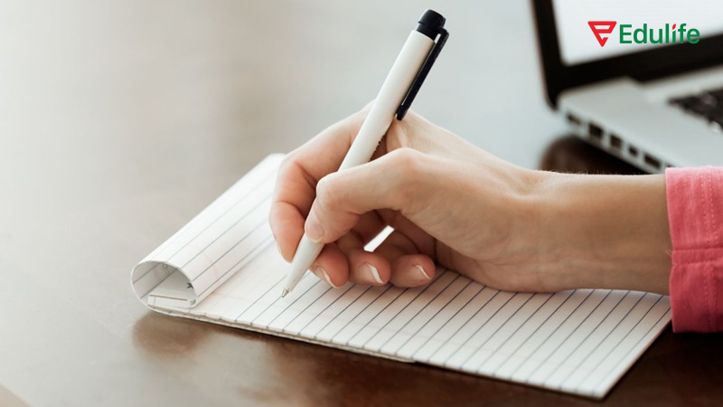 Ghi chú lại từ vựng quan trọng để chọn được đáp án chính xác