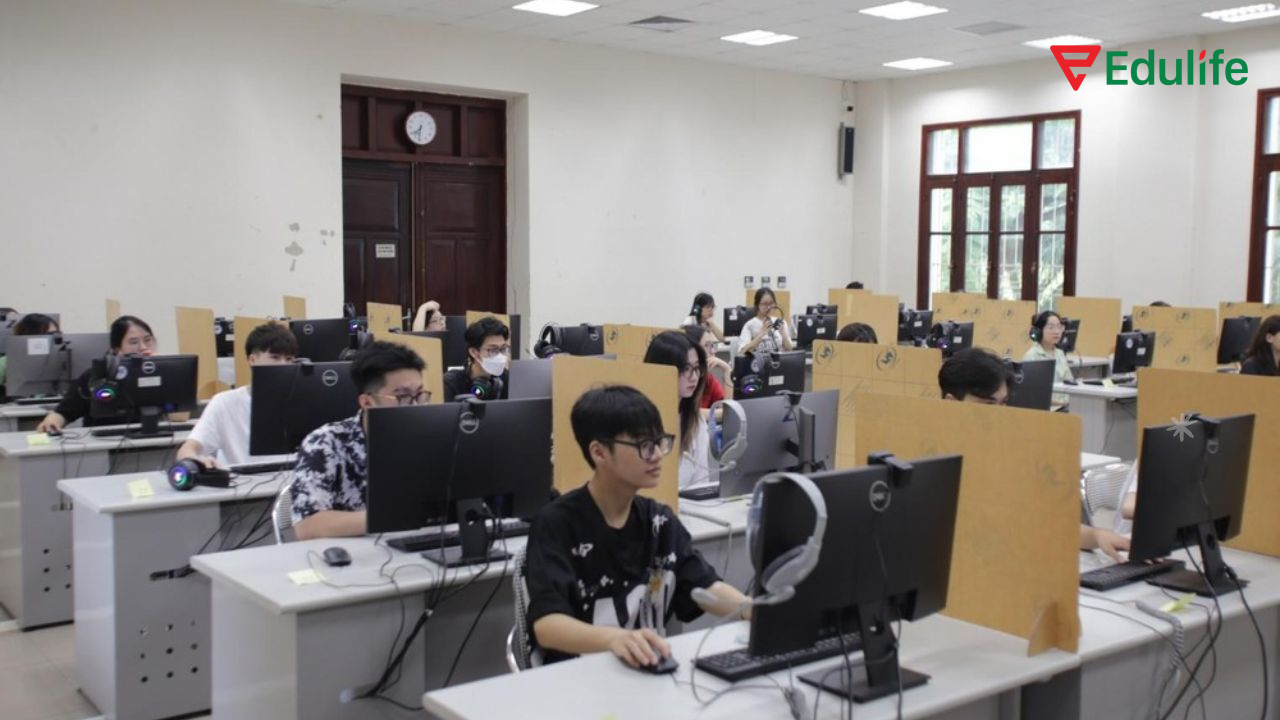 Nhiều thí sinh tham gia kỳ thi lấy chứng chỉ VSTEP để phục vụ cho nhu cầu xét tốt nghiệp