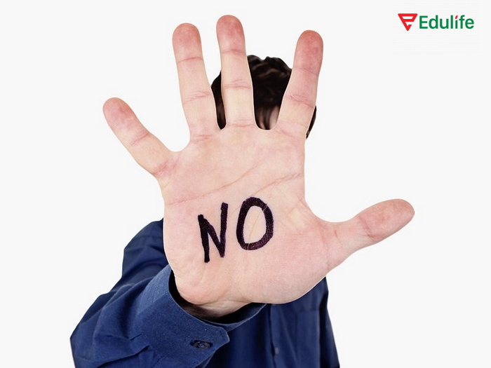 Cấu trúc Prevent/stop sb from V-ing dùng khi muốn ngăn ai đó làm điều gì đó