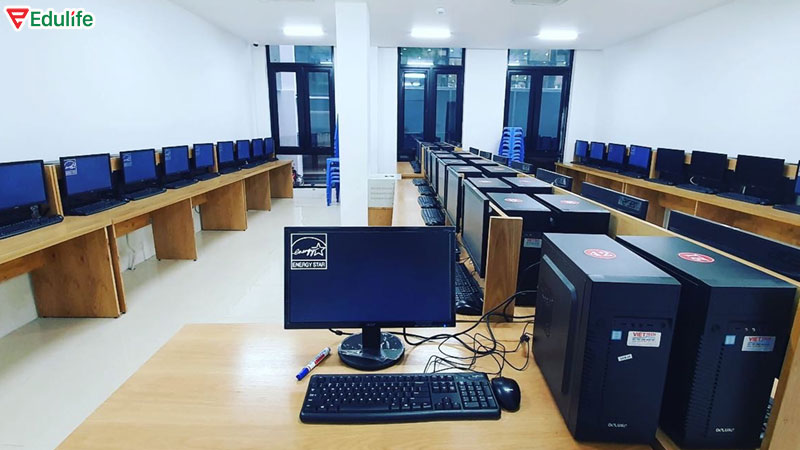 Thiết bị của các phòng thi tiếng Anh rất hiện đại