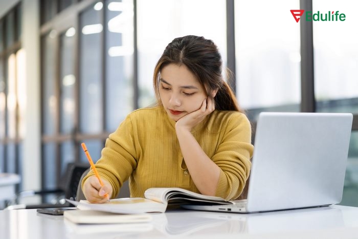 Sách tham khảo tiếng Anh lớp 11 tốt cần đa dạng bài tập kèm theo đáp án, giải thích chi tiết