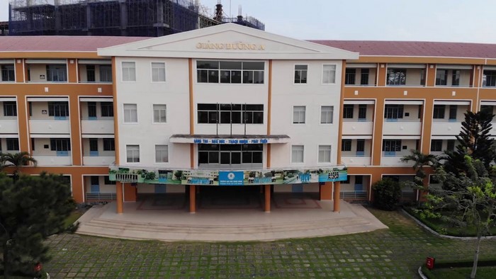 Bạn có thể trực tiếp tra cứu điểm thi VSTEP Đại học Ngân Hàng HCM khi đến bảng thông báo tại trường