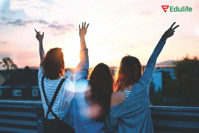 Bạn muốn kể về một người bạn thân thiết thì cần biết nhiều tính từ, từ vựng chủ đề tình bạn