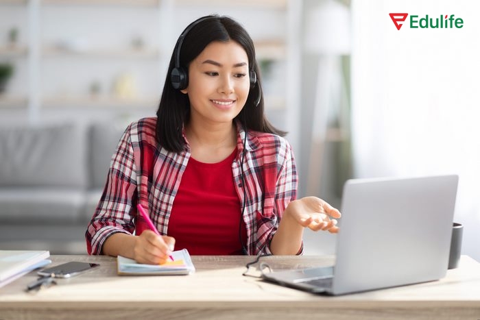 Học từ vựng tiếng Anh lớp 11 nên học cả cách phát âm để hình thành phản xạ giao tiếp đúng