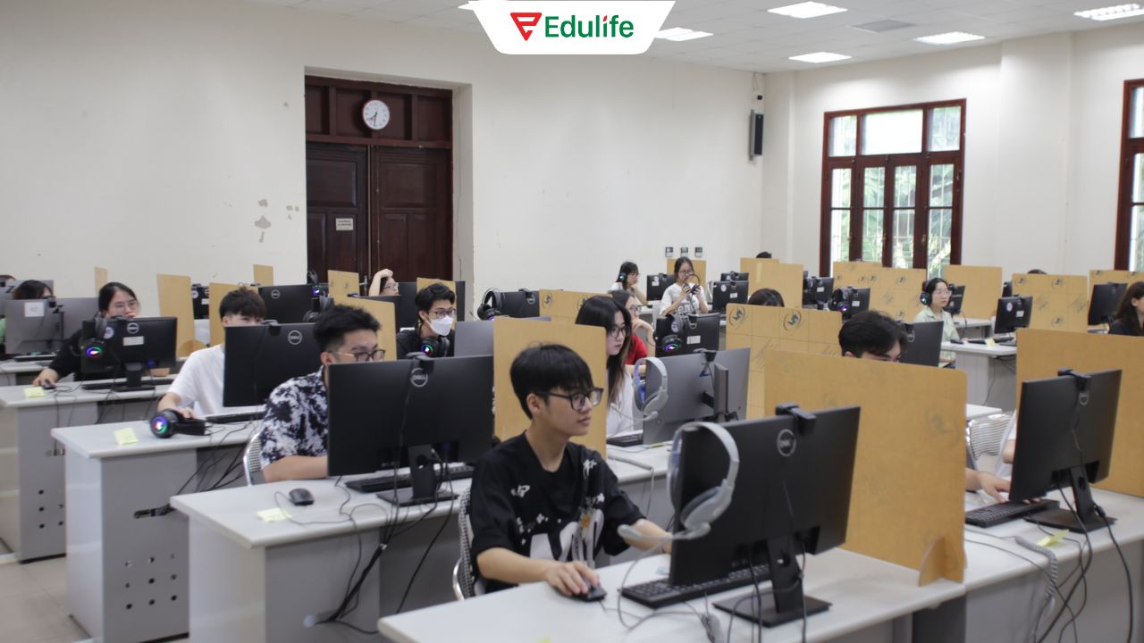 Đông đảo thí sinh tham gia kỳ thi Vstep tại trường Học viện Ngân hàng