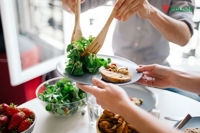 tiếng anh 11 unit 1 listening