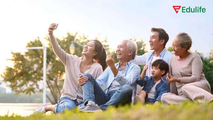 Đoạn văn trong phần Communication and Culture Unit 2 nói về văn hóa, khoảng cách thế hệ trong gia đình Mỹ gốc Á