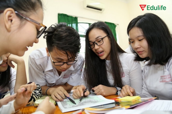 Bài tập tiếng Anh 11 Unit 2 Project (trang 27) yêu cầu học sinh làm việc nhóm để giải quyết dự án thuyết trình về sự khác biệt các thế hệ trong gia đình