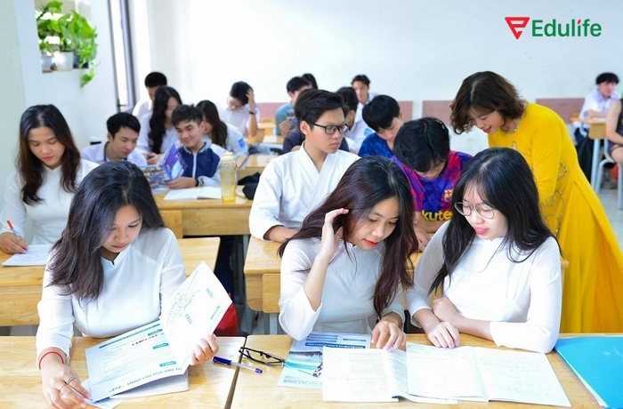 Để học tiếng Anh 11 Unit 2 Speaking hiệu quả, bạn hãy chuẩn bị nội dung và thuyết trình trước theo cặp hoặc theo nhóm nhỏ