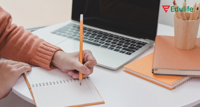 Khi học tiếng Anh 11 Unit 2 từ vựng, học sinh nên luyện viết, giao tiếp với từ vựng mới học đi kèm ngữ cảnh giao tiếp phù hợp