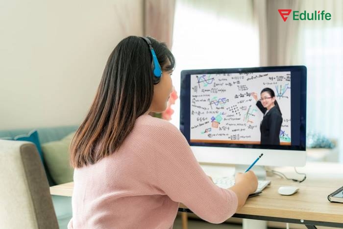 Trong bài tập 1 phần tiếng Anh 11 Unit 2 Writing, hoc sinh cần đánh giá đâu là việc nên – không nên về thời gian sử dụng màn hình máy tính