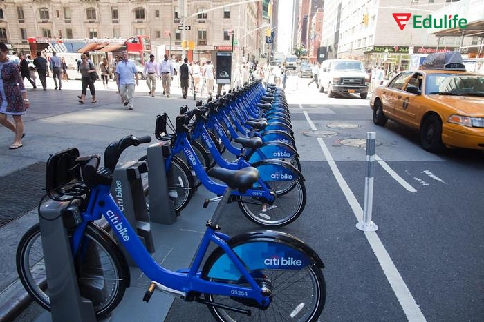 Tiện ích Citi Bike (New York) cho phép mọi người mượn xe đạp di chuyển thay vì xe máy hay ô tô để giảm tắc nghẽn giao thông, thân thiện môi trường