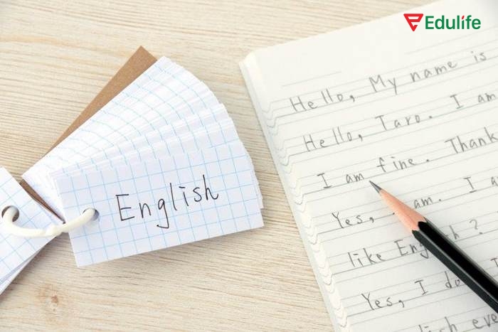 Viết và dùng flashcards sẽ giúp các em ôn tập, ghi nhớ từ vựng hiệu quả hơn