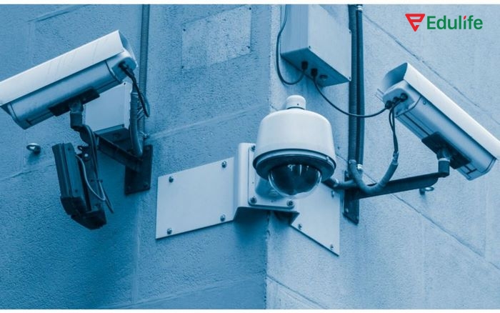 Phần tiếng Anh 11 Unit 3 Listening cho thấy khía cạnh khác của cuộc sống hiện đại khi mọi nơi đều có máy quay phim