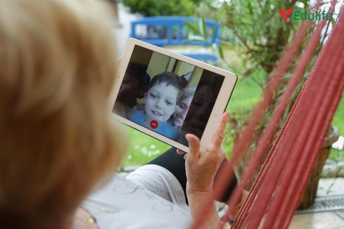 Ở bài tập 1 phần tiếng Anh 11 Unit 3 Listening, nhân vật Stevens nói cô cảm thấy cô đơn vì ít tương tác trực tiếp với mọi người