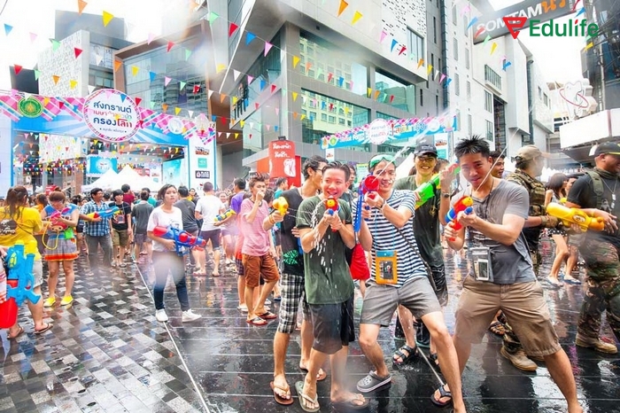 Qua bài tập Culture 2 phần tiếng Anh 11 Unit 4 Communication And Culture, các em có thêm hiểu biết về cách đón năm mới của các quốc gia khác thuộc ASEAN