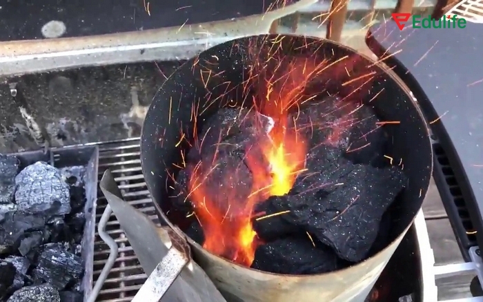 Yêu cầu của bài tập 4 nội dung tiếng Anh 11 Unit 5 Listening là học sinh cần liên hệ thực tế nói về nguồn phát thải cacbon đen của địa phương