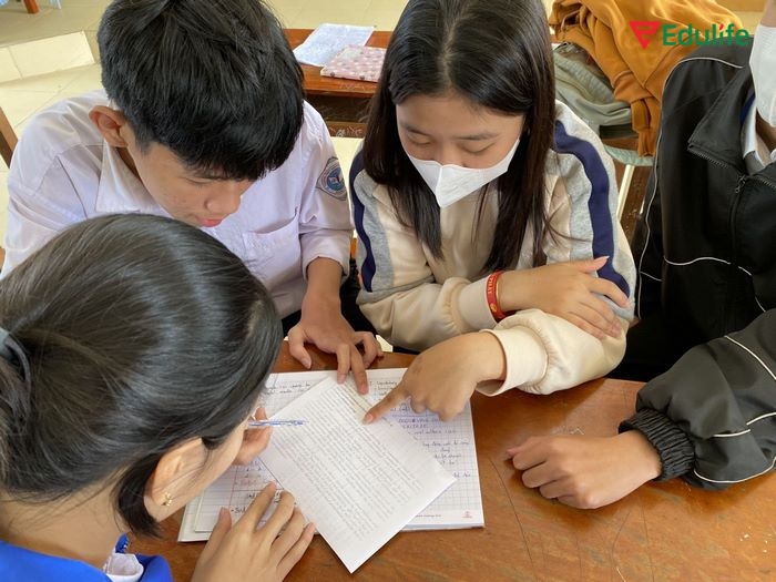 Bộ sách tiếng Anh lớp 11 sách mới ngoài truyền đạt kiến thức còn lồng ghép nhiều tình huống để phát triển kỹ năng giao tiếp cho học sinh