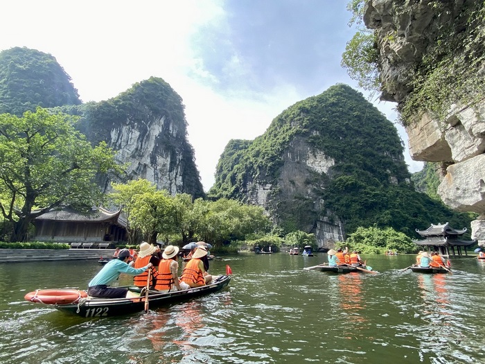 Hãy liên hệ nội dung bài học với thực tế khi đến các địa điểm có trong bài học để khắc sâu cấu trúc ngôn ngữ đi vào trí nhớ