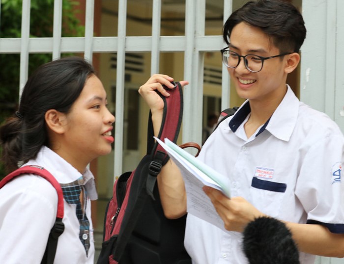 Bài tập 2 phần Tiếng Anh 11 Unit 7 Getting Started khai thác mục tiêu cá nhân của Mai và Nam