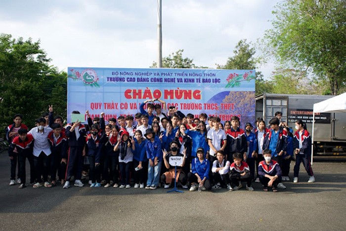 Unit 7 tiếng Anh lớp 11 với chủ đề “Education Options for School-Leavers” giúp học sinh tiếp cận với các lựa chọn học tập sau khi tốt nghiệp trung học