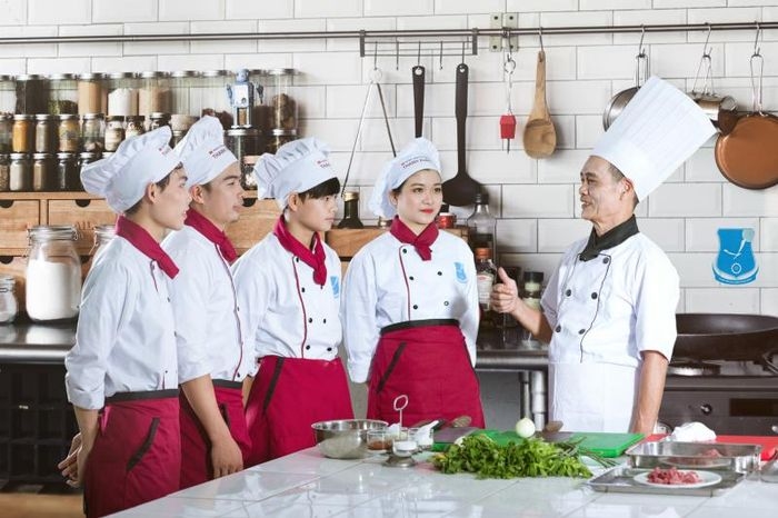 Đoạn hội thoại bài tiếng Anh 11 Unit 7 listening hướng đến khóa học nấu ăn