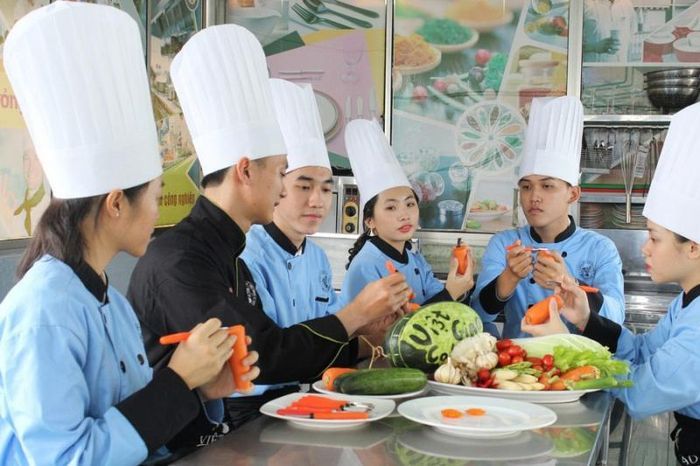 Bài 5 Tiếng Anh 11 Unit 7 listening lấy ý kiến, quan điểm cá nhân học sinh về khóa học nấu ăn