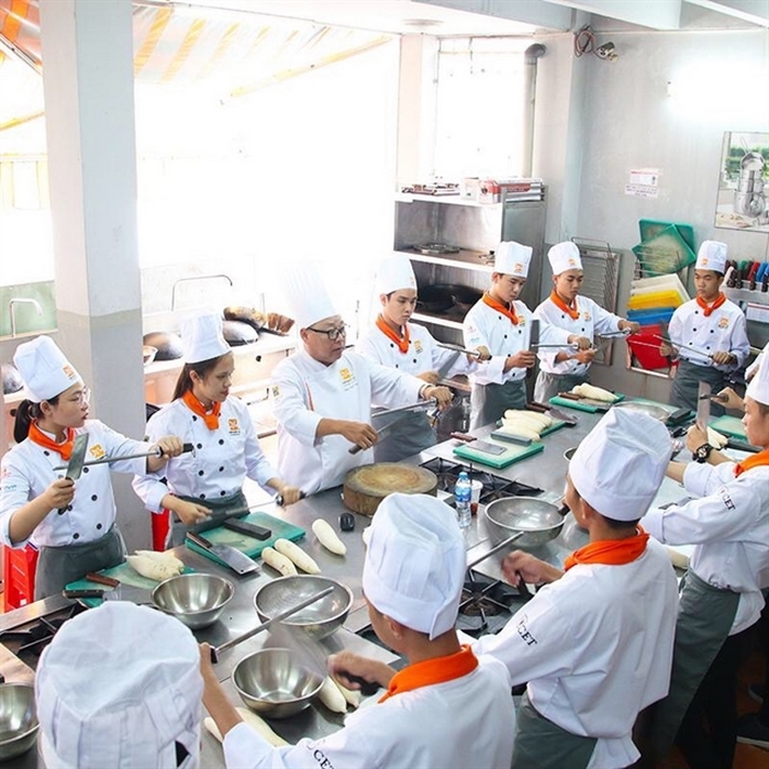 Sau khi làm bài tập Tiếng Anh 11 Unit 7 listening, học sinh sẽ hiểu thêm về khóa học nấu ăn có thể tham gia nếu không muốn học cao đẳng/đại học