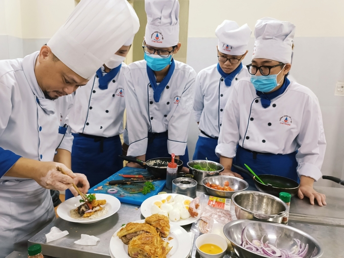 Bài tập 1 tiếng Anh 11 Unit 7 listening giúp học sinh hiểu thêm về khóa học nấu ăn/đầu bếp