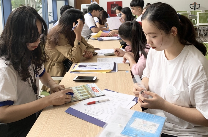 Bài nghe phần tiếng Anh 11 Unit 7 listening xoay quanh đoạn hội thoại giữa Lan và lễ tân của trung tâm đào tạo nghề nghiệp